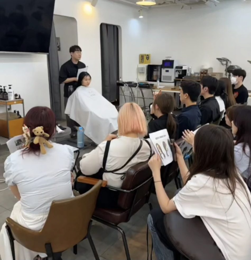 교육 현장. 모델 시연을 보며 교육생들이 자료와 함께 수업을 듣는 모습